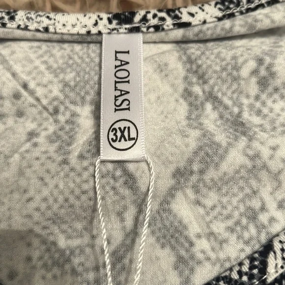 Snakeskin V-Neck Flowy Tunic Blouse - Picture 10 of 10